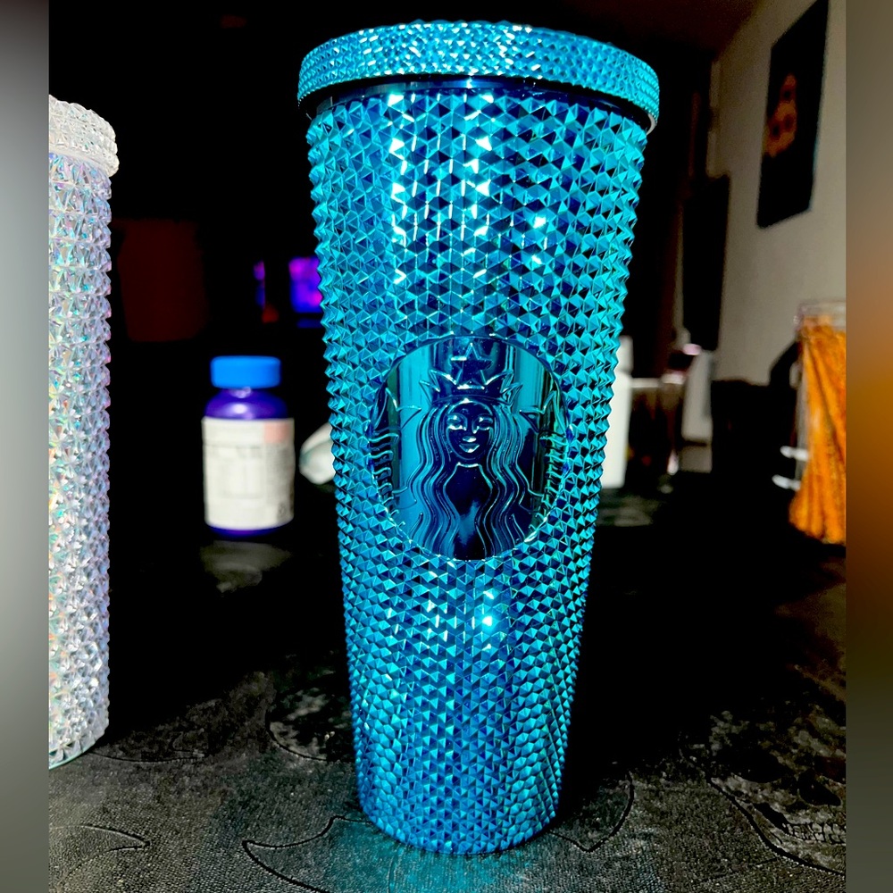 Starbucks 2023 Blue Chrome
Studded Venti 24oz Tumbler with Straw